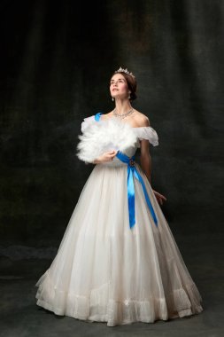 Tarihi yeniden yapılandırma. Genç kraliçe. Rönesans tarzı giyinmiş ortaçağ kraliyet insanı portresi. Karanlık arka planda izole edilmiş. Dönem, güzellik, tarih, sanat karşılaştırması.