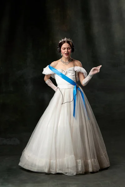Favoritmusik Elegant Kvinna Kunglig Person Drottning Eller Prinsessa Hörlurar Och — Stockfoto