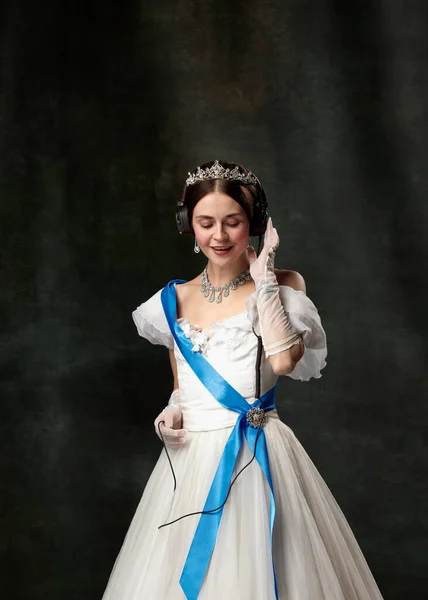 Ulubiona Muzyka Elegancka Kobieta Królewska Osoba Królowa Lub Księżniczka Słuchawkach — Zdjęcie stockowe