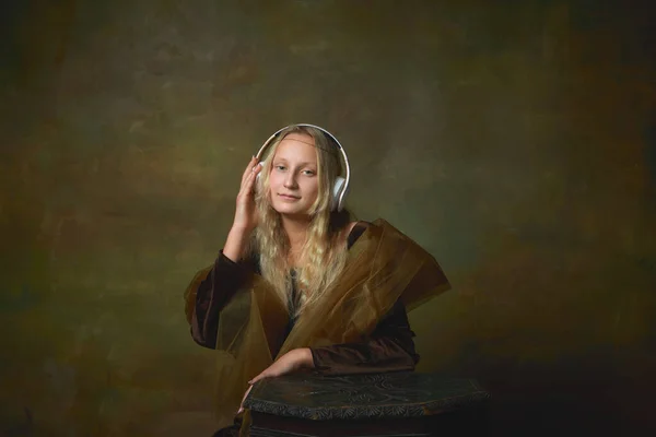 Piękna Młoda Dziewczyna Długimi Blond Włosami Średniowiecznej Sukience Słuchając Muzyki — Zdjęcie stockowe