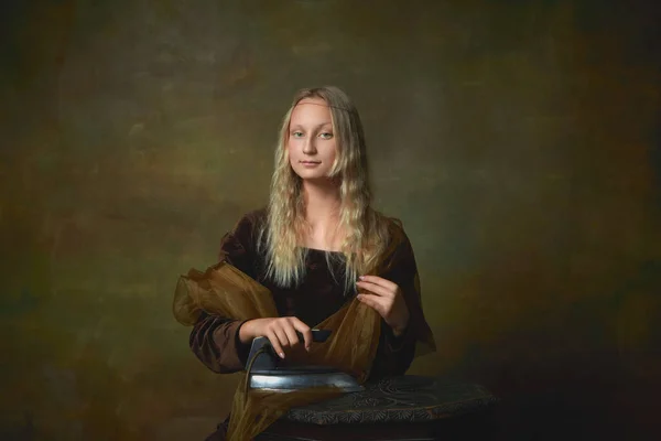 Prasowanie Portret Młodej Dziewczyny Jako Mona Lisa Zdjęcie Pozowanie Ciemnym — Zdjęcie stockowe