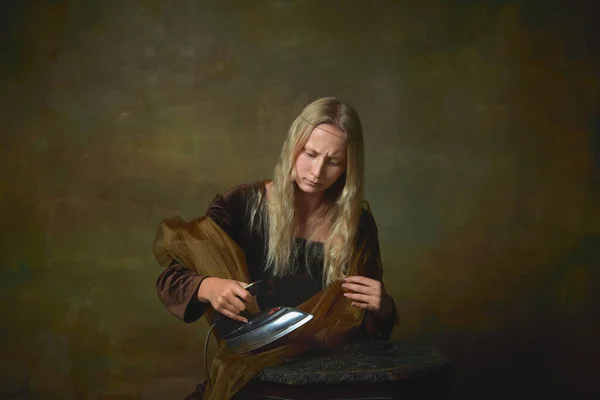 Vasalás Portré Fiatal Lány Mint Mona Lisa Kép Pózol Sötét — Stock Fotó