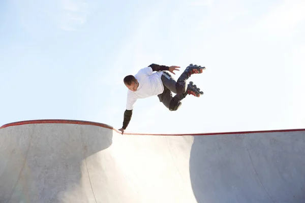 Hombre Enérgico Patines Movimiento Moderno Parque Patines Patinador Profesional Haciendo —  Fotos de Stock