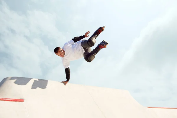 Energetischer Mann Auf Rollschuhen Bewegung Modernen Skatepark Profi Rollschuhfahrer Mit — Stockfoto