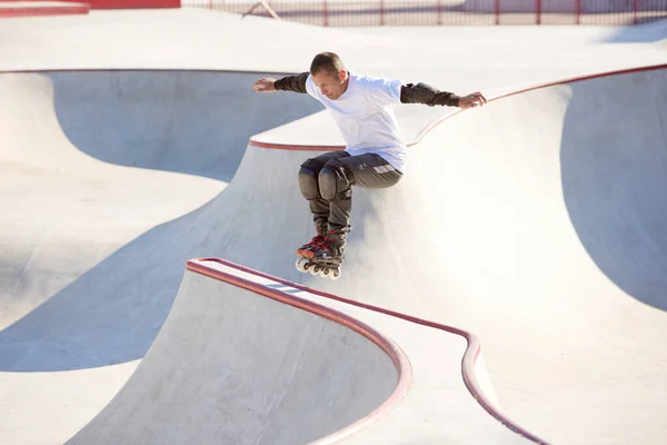 Velocidad Energía Potencia Hombre Patinador Masculino Patines Entrenando Moderno Parque — Foto de Stock