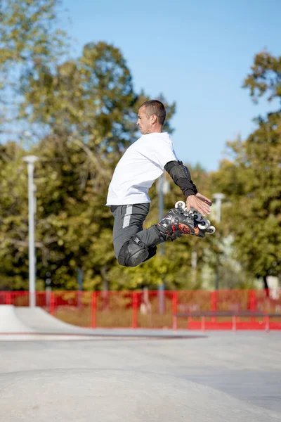 Skok Energia Moc Jeden Mężczyzna Łyżwiarz Rolkach Trenujący Nowoczesnym Skateparku — Zdjęcie stockowe