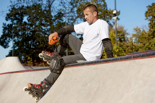 Young Man White Shirt Jeans Wearing Rollerblades Sitting Ramp Rest — Stock Photo, Image