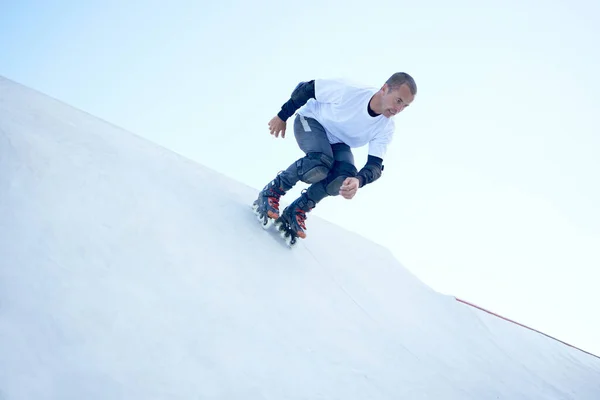 Velocidad Energía Potencia Hombre Patinador Masculino Patines Entrenando Moderno Parque —  Fotos de Stock