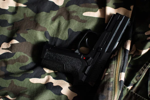 Handfeuerwaffe Auf Militär Armee Tarnstoff Nahaufnahme Draufsicht — Stockfoto