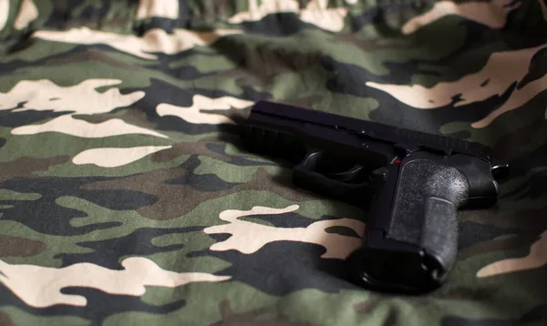 Pistola Nera Arma Fuoco Tessuto Verde Militare Mimetico — Foto Stock