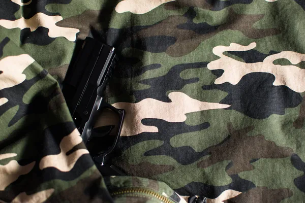 Pistola Negra Pistola Envuelta Tela Militar Camuflaje — Foto de Stock