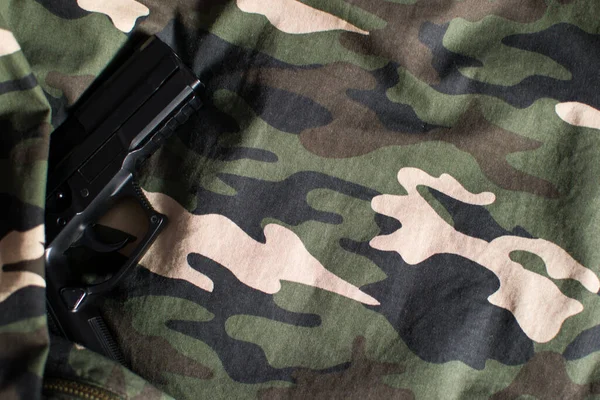 Pistola Negra Sobre Camuflaje Militar Uniforme Fondo Con Espacio Copia — Foto de Stock