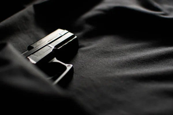 Pistola Nera Pistola Sfondo Tessuto Nero Vicino Spazio Copia — Foto Stock