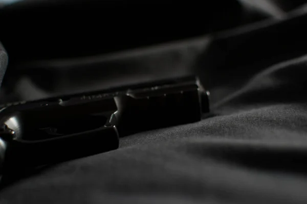 Pistola Nera Sfondo Tessuto Nero — Foto Stock
