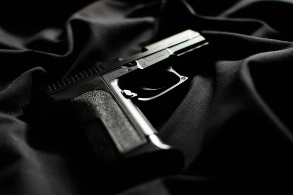 Schwarze Pistole Pistole Auf Schwarzem Stoff Nahaufnahme — Stockfoto