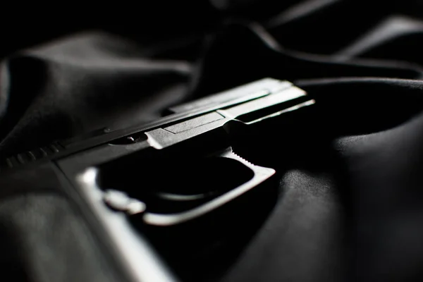 Schwarze Handfeuerwaffe Auf Schwarzem Stoff Hintergrund Zurückhaltende Fotografie — Stockfoto