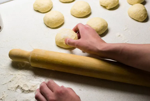 Weibliche Hände Die Der Backstube Teigbällchen Aus Nächster Nähe Herstellen — Stockfoto