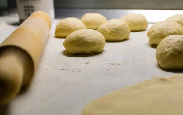Close Rolling Pin Tough Balls Bakery — стоковое фото
