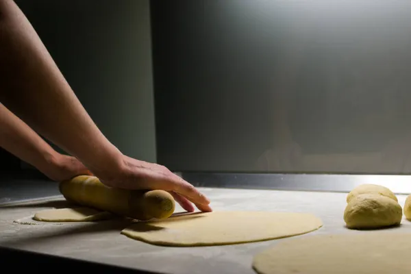 Weibliche Hände Kneten Mit Nudelteig Für Tortillas — Stockfoto