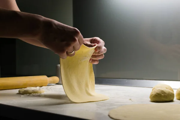 Zbliżenie Żeńskich Rąk Przygotowujących Ciasto Pieczenia — Zdjęcie stockowe