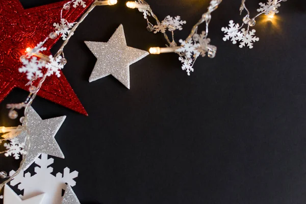 Decoraciones Navideñas Rojas Blancas Sobre Fondo Negro Tarjeta Felicitación Navidad — Foto de Stock