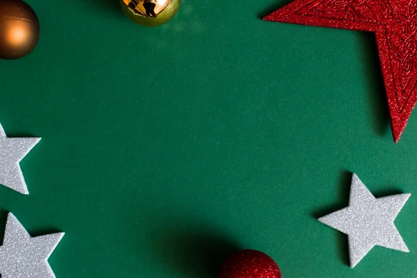 Decoraciones Navidad Rojas Blancas Doradas Sobre Fondo Verde Tarjeta Felicitación — Foto de Stock