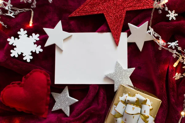 Navidad Estrellas Blancas Rojas Copos Nieve Luces Tela Roja Tarjeta — Foto de Stock