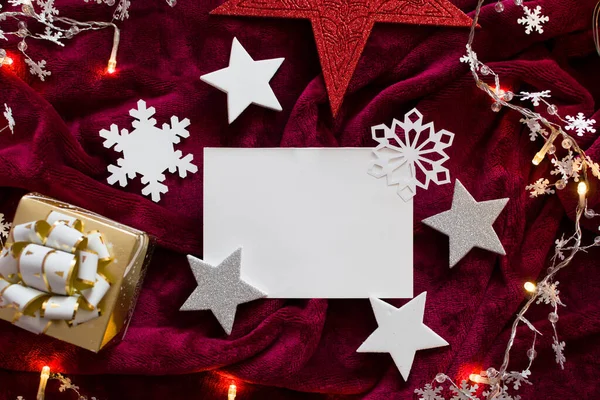 Tarjeta Felicitación Navideña Con Estrellas Copos Nieve Regalos Tela Roja — Foto de Stock