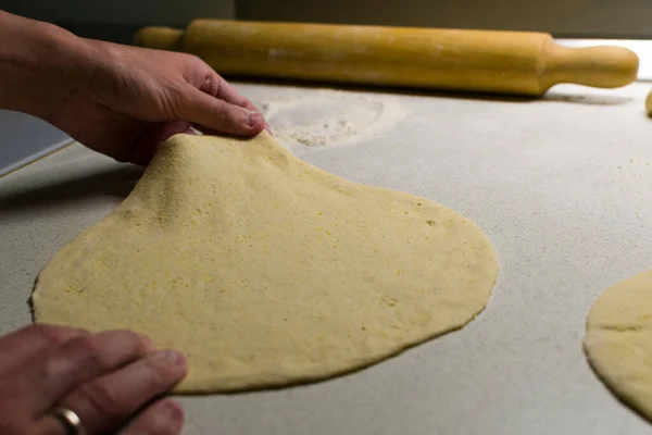 Großaufnahme Weiblicher Hände Bei Der Teigzubereitung Für Tortillas Mit Nudelholz — Stockfoto