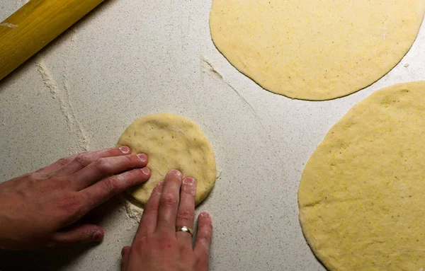 Widok Góry Żeńskich Rąk Robiących Ciasto Tortille Białej Powierzchni Roboczej — Zdjęcie stockowe