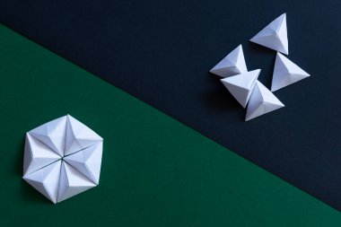 Geometrik origami siyah ve yeşil arka plan. Uyumlu grup kavramı