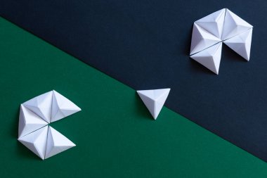 Geometrik origami siyah ve yeşil arka plan. Grup ve birey, farklı düşünceler.