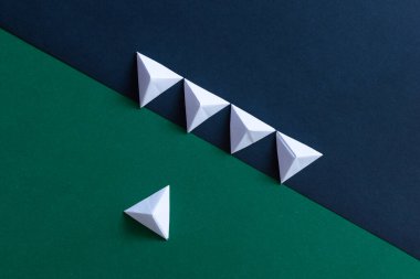 Yeşil ve siyah origami geçmişi. Yüzleşme, çoğunluk ve azınlık kavramı