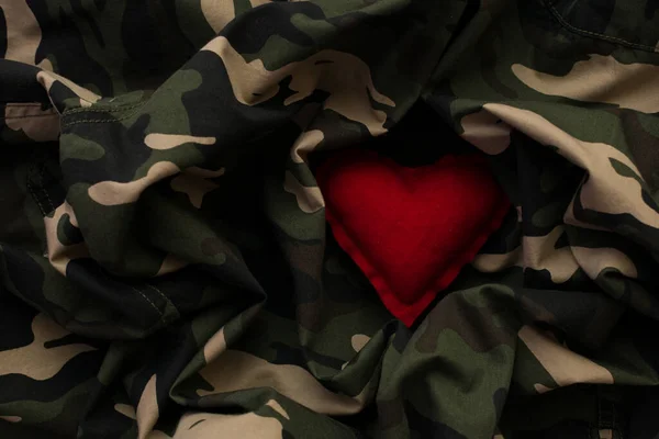 Cuore Rosso Uniforme Militare Mimetica Amore Concetto Guerra — Foto Stock