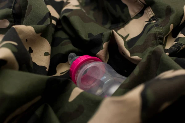 Flacone Rosa Con Uniforme Militare Mimetica Amore Concetto Guerra — Foto Stock