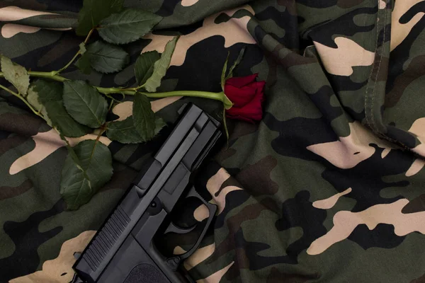 Pistola Rosa Roja Uniforme Camuflaje Militar — Foto de Stock
