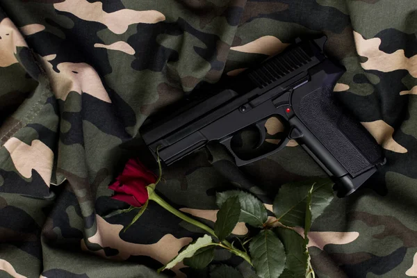 Widok Góry Czarny Pistolet Czerwona Róża Mundurze Wojskowym — Zdjęcie stockowe