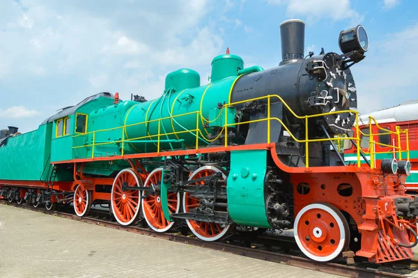 1935 년부터 1957 년까지 기관차는 바퀴가 녹색이다 개조되어 박물관으로 사용되는 — 스톡 사진