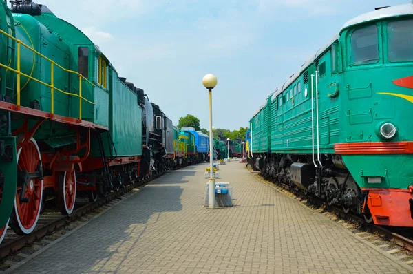 Grüne Lokomotiven mit roten Rädern. Renoviert stehen sie als Museumsstücke auf der Bahn. — Stockfoto