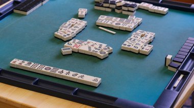 Oyun sahasında bir sürü Mahjong taşı var. Mahjong adında eski bir Asya oyunu. Boş zamanlarını neşeyle geçirip biraz eğlenmek için. Mahjong masası..