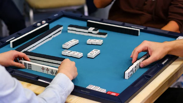 Ein Mahjong Tisch Mit Einem Aktiven Spiel Und Den Händen — Stockfoto