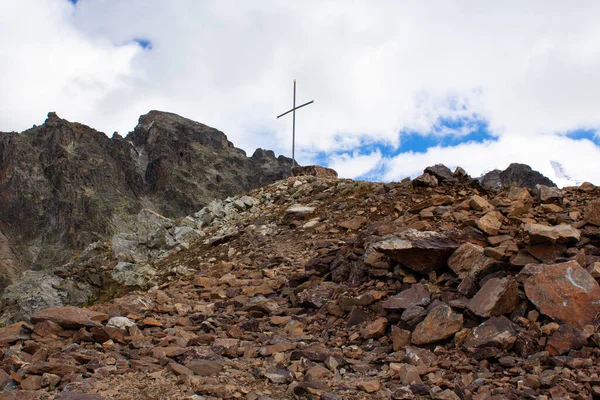 Groot orthodox kruis op de top van de berg — Stockfoto
