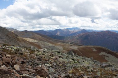 Resimli dağ manzarası, eski kayalar ve taşlarla. Kafkasların dağ sıraları ve kayaları çok yüksek irtifada..