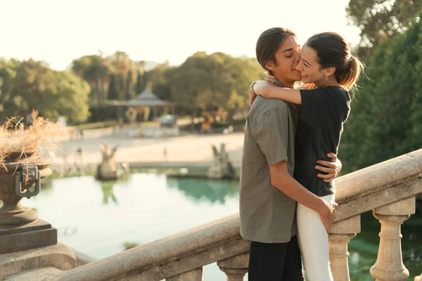 Menino Beijando Namorada Bochecha Livre Durante Pôr Sol — Fotografia de Stock