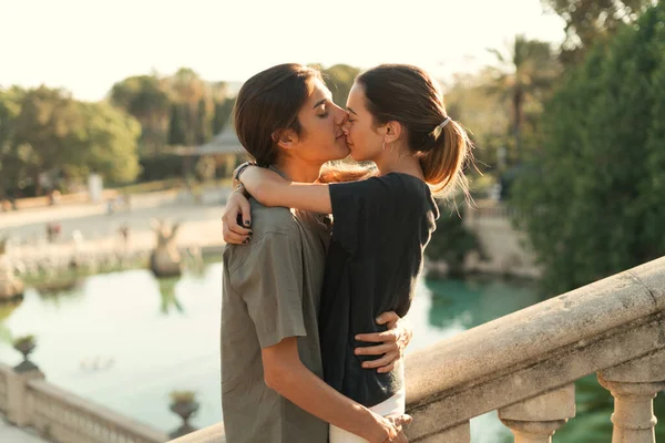 Ein Kleiner Junge Küsst Freundin Bei Sonnenuntergang Auf Die Lippen — Stockfoto