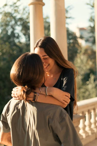 Közelkép Egy Fiatalemberről Aki Barátnőjét Szabadban Csókolgatja Erkélyen — Stock Fotó