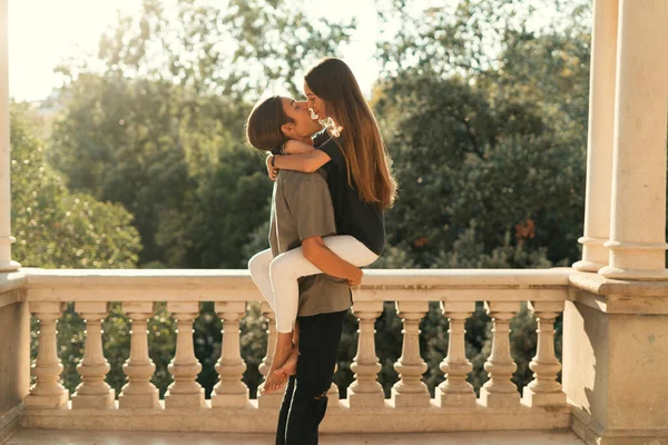 Giovane Uomo Tenendo Sua Ragazza Baciare All Aperto Balcone — Foto Stock