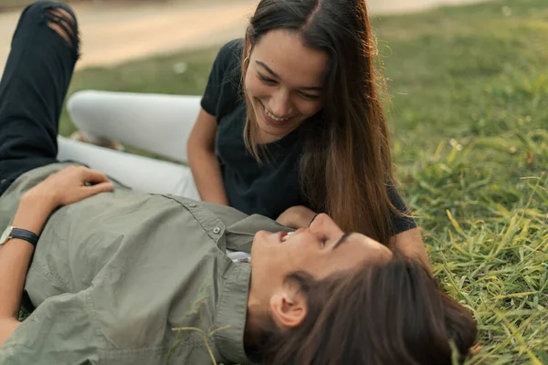 Jeune Homme Jeune Femme Couchés Sur Herbe Riant Regardant — Photo