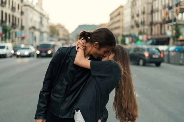 Jovem Beijando Sua Namorada Meio Rua — Fotografia de Stock