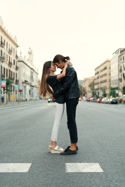 Jovem Beijando Sua Namorada Meio Rua — Fotografia de Stock